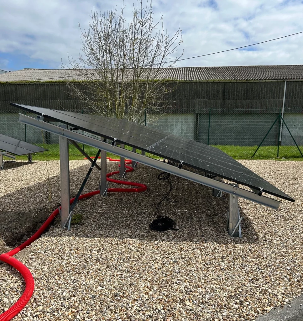 Panneaux solaires installés sur le toit d’une maison en Normandie, captant l’énergie solaire pour une autoconsommation optimale.