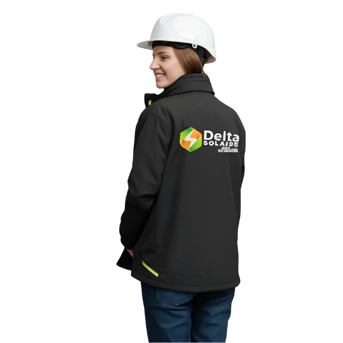 Technicien Delta Solar expliquant les avantages des panneaux solaires à un client – Solutions d'autoconsommation en Normandie